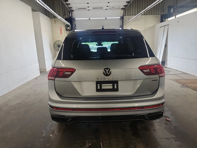 VW Tiguan COMFORTLINE R-LINE BLACK EDITION/AWD/Pano - автомобили, коли, обяви за нови и употребявани 5