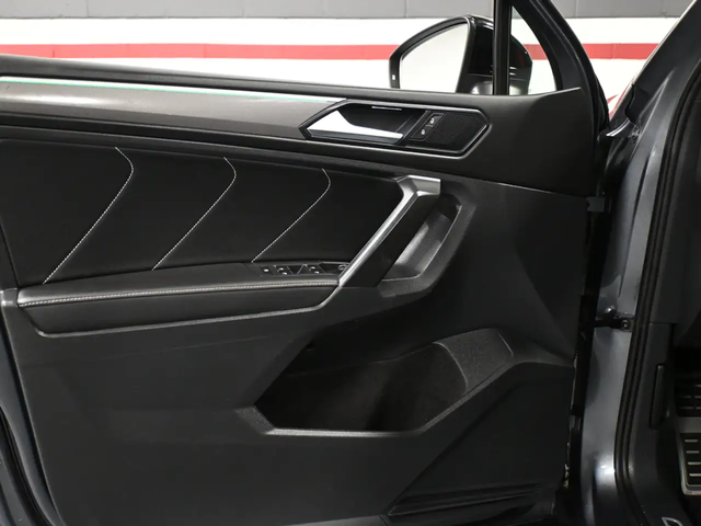 VW Tiguan Comfortline R-Line Black Edition  Panoramic Roof Adaptive Cruise Remote Start All Wheel Drive - автомобили, коли, обяви за нови и употребявани 10