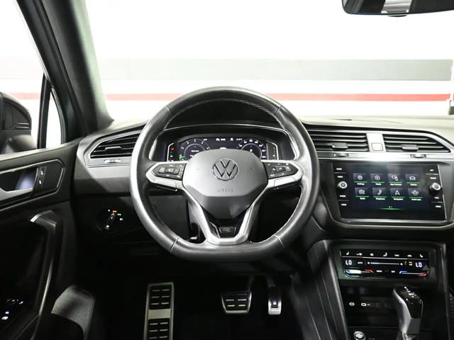 VW Tiguan Comfortline R-Line Black Edition  Panoramic Roof Adaptive Cruise Remote Start All Wheel Drive - автомобили, коли, обяви за нови и употребявани 11