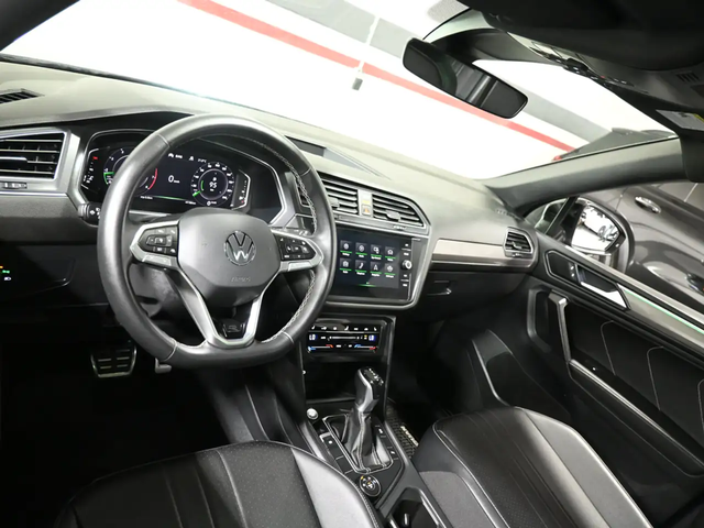 VW Tiguan Comfortline R-Line Black Edition  Panoramic Roof Adaptive Cruise Remote Start All Wheel Drive - автомобили, коли, обяви за нови и употребявани 9