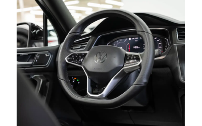 VW Tiguan HIGHLINE R-LINE AWD | Nav | Panoroof | CarPlay All Wheel Drive - автомобили, коли, обяви за нови и употребявани 11