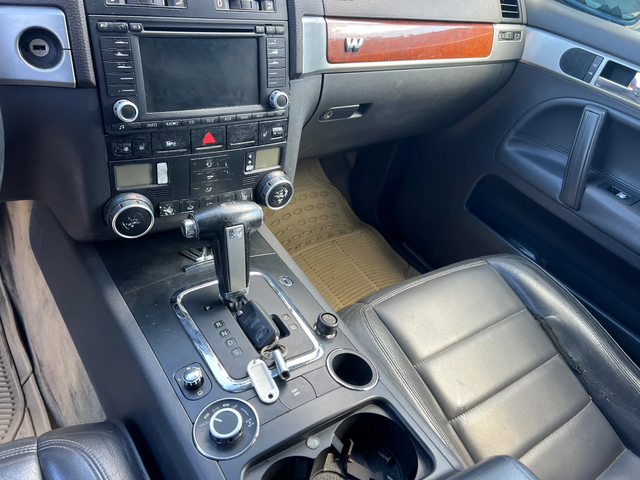 VW Touareg 2.5TDI-174к.с. Автоматик/ Кожа/ Подгрев/ Италия - автомобили, коли, обяви за нови и употребявани 8