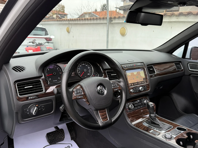 VW Touareg 3.0TDI FACELIFT R-LINE PANORAMA NAVI XENON - автомобили, коли, обяви за нови и употребявани 7