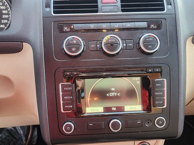 VW Touran 1.6TDI DSG - автомобили, коли, обяви за нови и употребявани 8