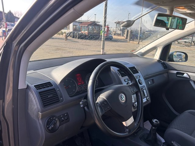 VW Touran 1.9TDI EURO 4 - автомобили, коли, обяви за нови и употребявани 9