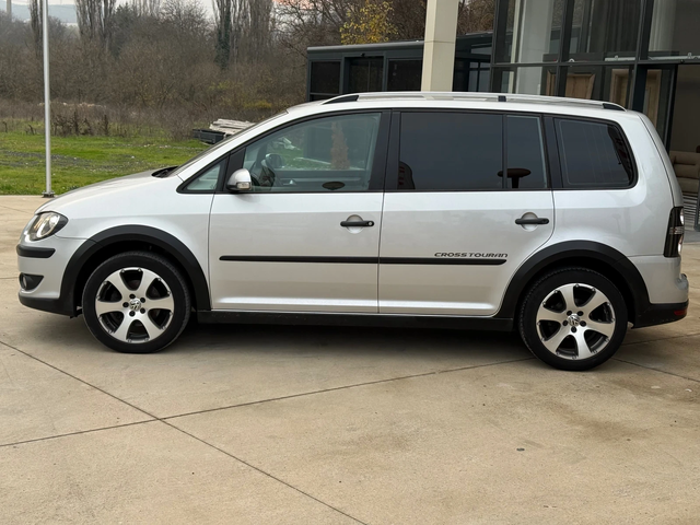 VW Touran Cross 6+ 1 - автомобили, коли, обяви за нови и употребявани 2